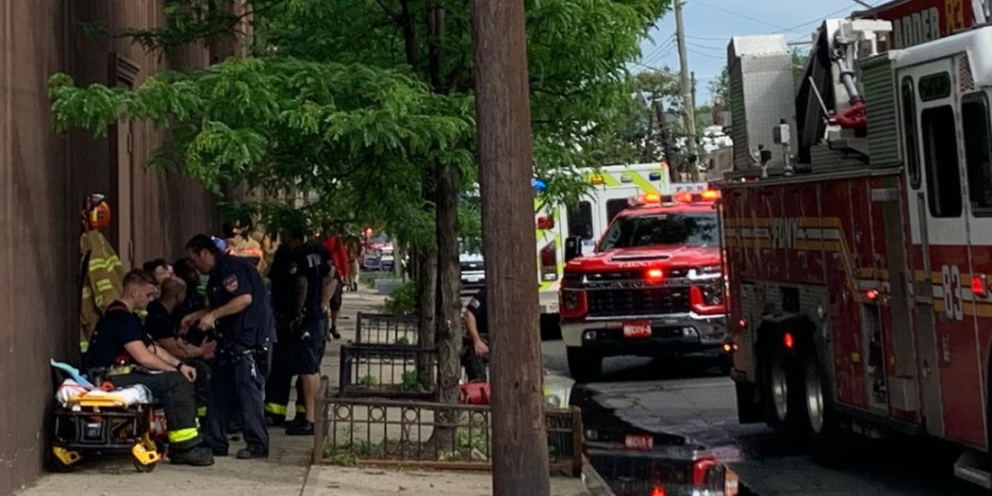 Explosión en un astillero en Nueva York, EU, deja al menos 16 personas heridas.