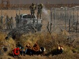 Un militar dispara desde el lado estadounidense hacia el lado mexicano gases lacrimógenos a migrantes, entre Ciudad Juárez y El Paso.