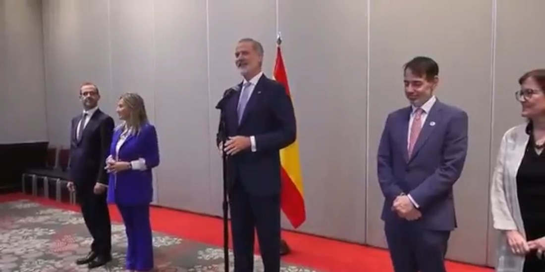 Felipe VI, rey de España (centro), da un mensaje a la comunidad española en Guadalajara.