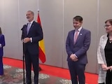 Felipe VI, rey de España (centro), da un mensaje a la comunidad española en Guadalajara.