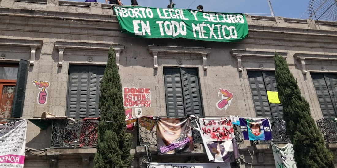 Despliegan manta en la fachada de la CNDH.