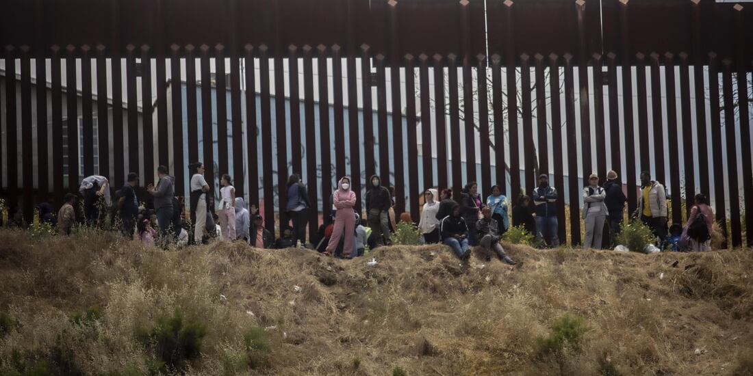 Miles de migrantes de Centro y Sudamérica en la frontera entre México y Estados Unidos.