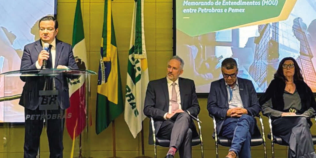 El presidente de Pemex, Juan Carpio Fragoso, en la firma de acuerdo, el martes.