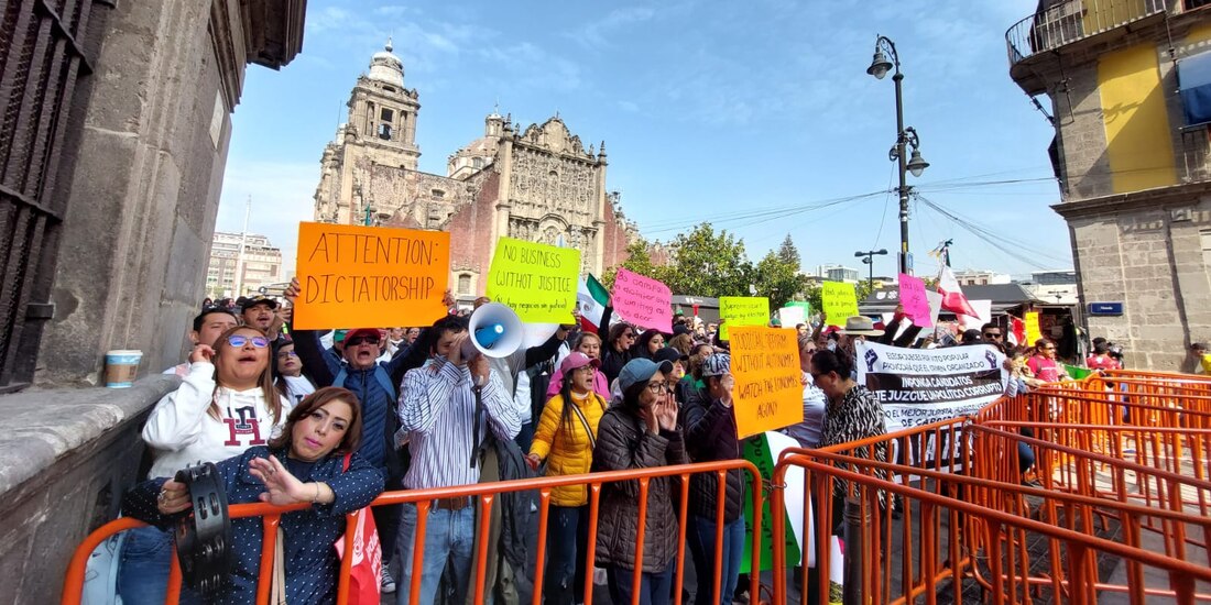 Manifestantes afuera de Palacio Nacional.