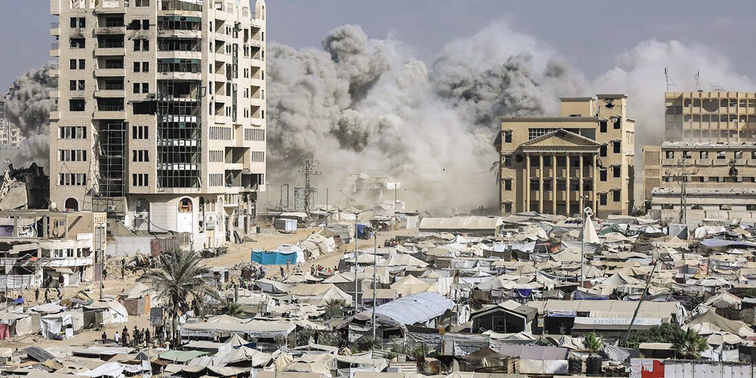 Un misil cae hacia un edificio durante un ataque aéreo israelí en la ciudad de Gaza, ayer.