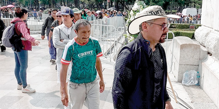Las personas acuden con fotografías, pancartas y playeras en su honor.