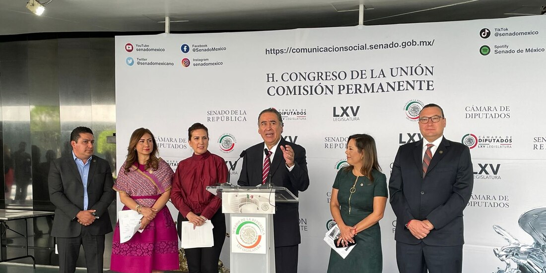 Legisladores del blanquiazul, en conferencia de prensa, ayer.