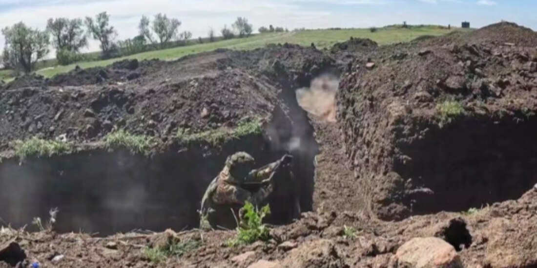 Militares rusos entrenan en un lugar no revelado de Ucrania, ayer