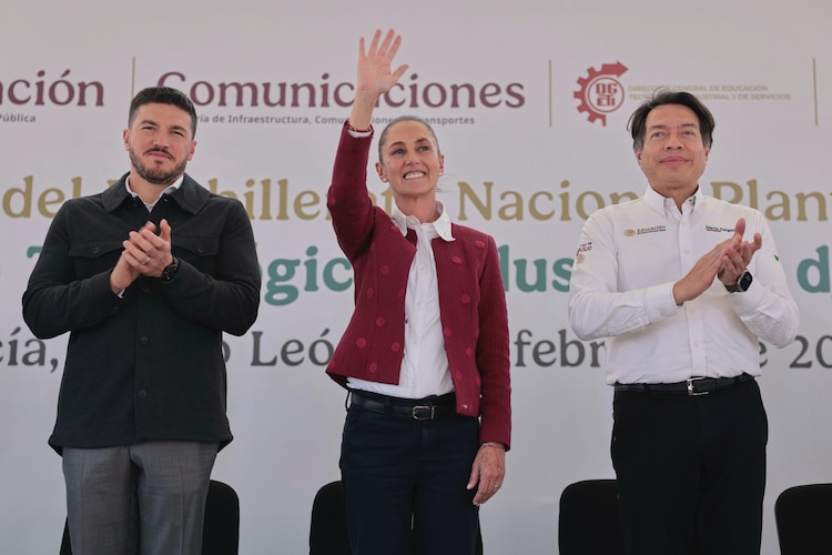 Al centro, la Presidenta Claudia Sheinbaum; a la izquierda, el gobernador de Nuevo León, Samuel García; a la derecha, el titular de la SEP, Mario Delgado.