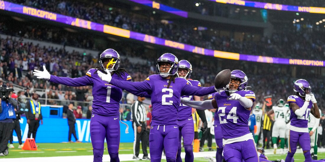 Stephon Gilmore (2) de los Vikings tras una intercepción durante el segundo tiempo del partido de la NFL contra los Jets en Londres.