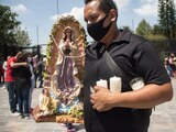 Un devoto de la virgen de Guadalupe en la Basílica de la Ciudad de México.