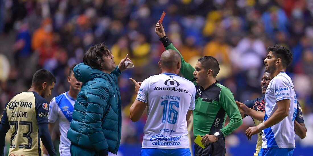 Momento exacto en el que Oscar Mejía le muestra la tarjeta roja a Santiago Solari, estratega del América, durante el partido contra el Puebla.