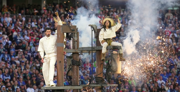 El cantante puertorriqueño Bad Bunny (der.), el domingo, en el show de medio tiempo del Super Bowl.