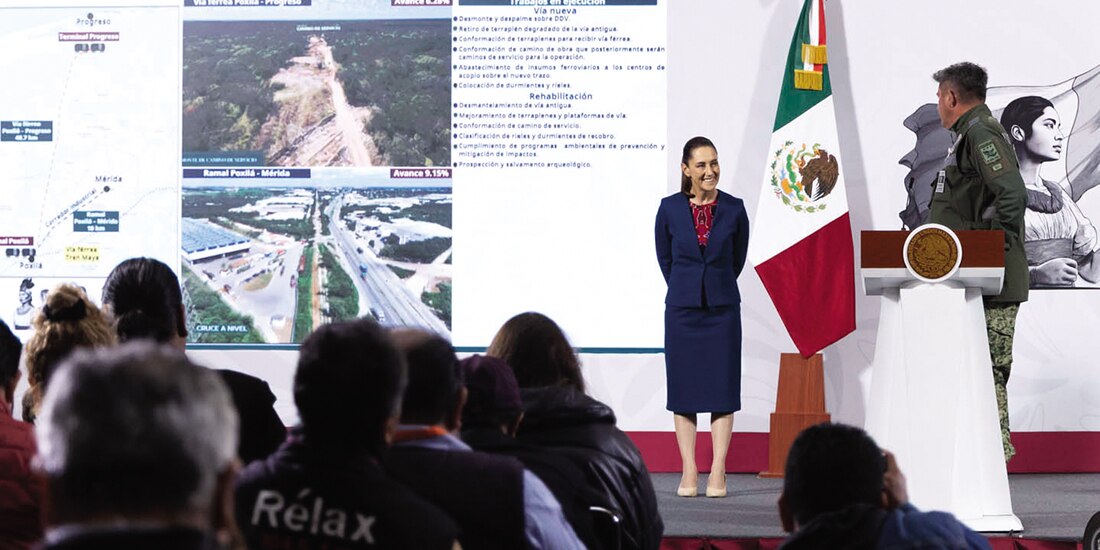 La Presidenta Claudia Sheinbaum y el comandante del Agrupamiento de Ingenieros Felipe Ángeles, Gustavo Ricardo Vallejo Suárez, ayer, en conferencia de prensa.
