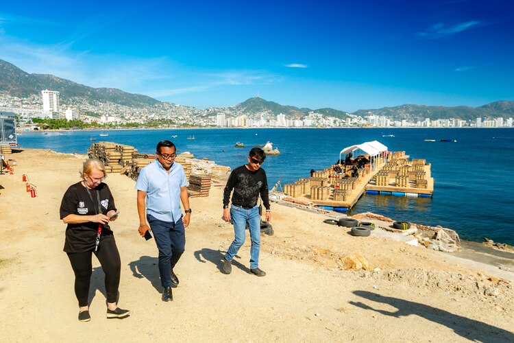 Simón Quiñones, titular de Sectur Guerrero, supervisa los preparativos para el espectáculo piromusical Bahía de Estrellas en Acapulco.