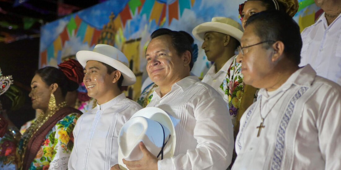 El gobernador electo de Yucatán, Joaquín Díaz Mena, al centro.