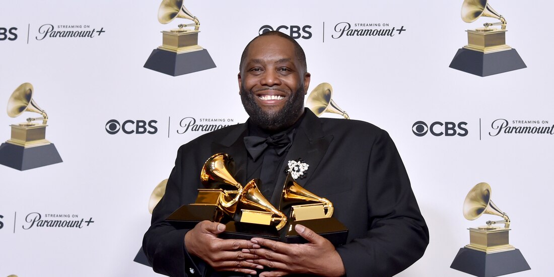 Killer Mike posa en la sala de prensa con los premios a mejor interpretación de rap y mejor canción de rap por "Scientists & Engineers," y mejor álbum de rap por "Michael" en los Premios Grammy.