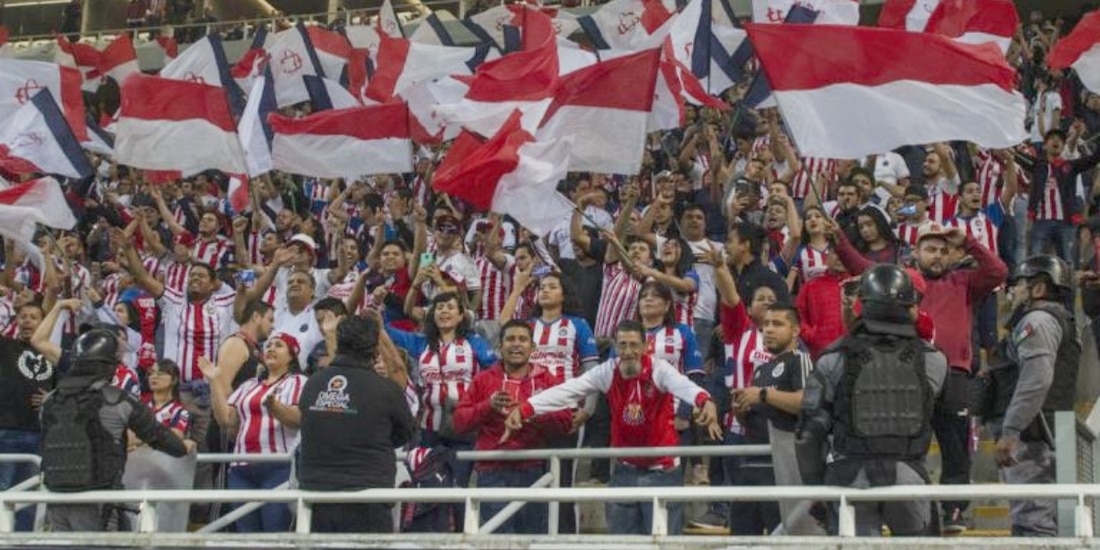 Aficionados de Chivas durante un partido del equipo en la Liga MX en el Estadio Akron.