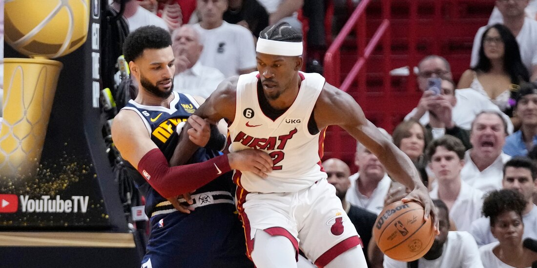 Jamal Murray (27) y Jimmy Butler (22) durante el Juego 4 de las Finales de la NBA entre Denver Nuggets y Miami Heat.