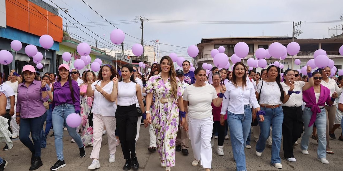 Al centro, la senadora Ruth González Silva.
