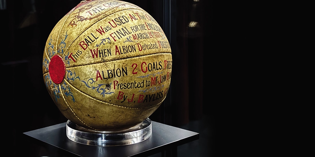 UN BALÓN de cuero, usado en una final en Inglaterra en 1888.