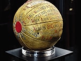 UN BALÓN de cuero, usado en una final en Inglaterra en 1888.