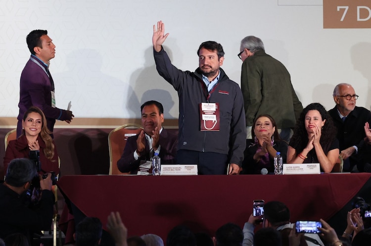 Andrés Manuel López Beltrán renuncia a cargo en Morena