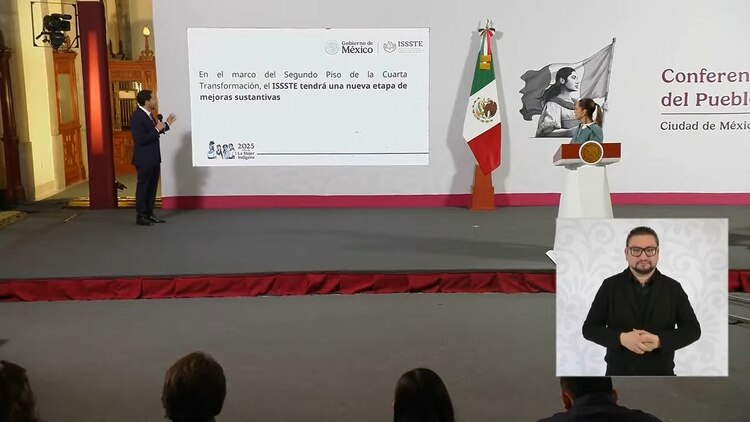 Martí Batres, director del ISSSTE, estuvo en Palacio Nacional.