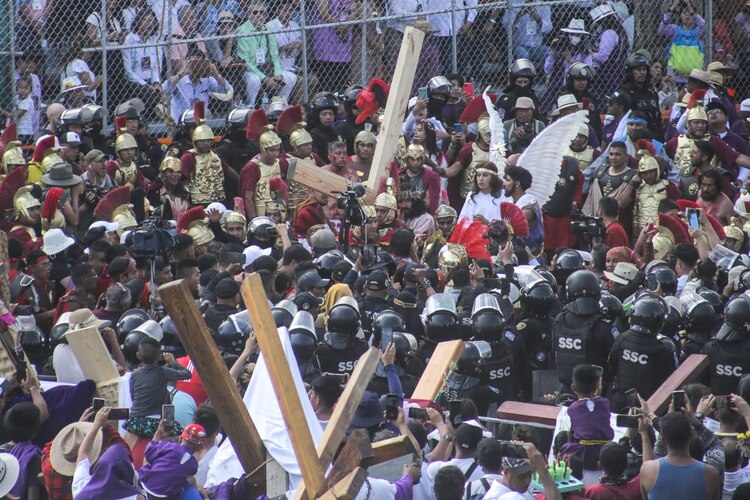 El actor que representa a Jesús sube al Cerro de la Estrella.