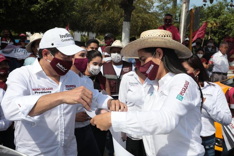 Indira Vizcaíno, acompañada del líder de Morena, Mario Delgado, tuvo actividades en Manzanillo, el sábado.