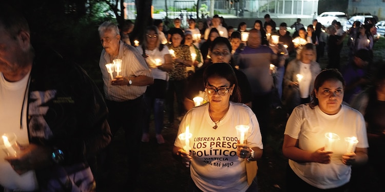 Familiares de presos políticos, ayer, afuera de una prisión en Guatire