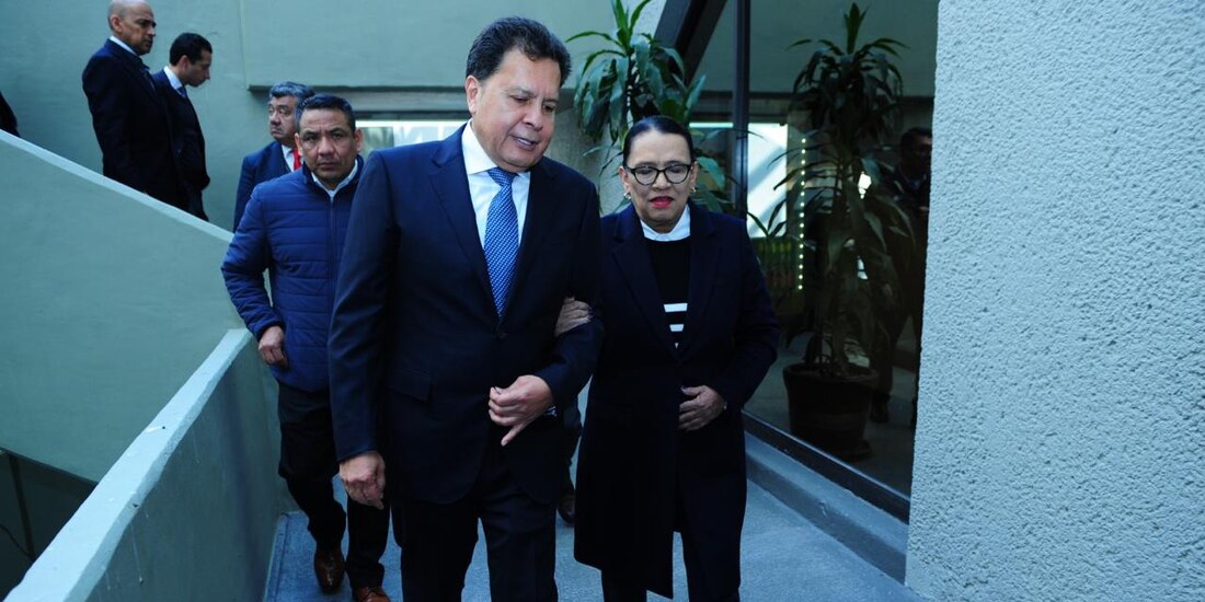 Ricardo Aldana, líder del STPRM, ayer, con la titular de Segob, Rosa Icela Rodríguez, quien acudió a su toma de protesta.
