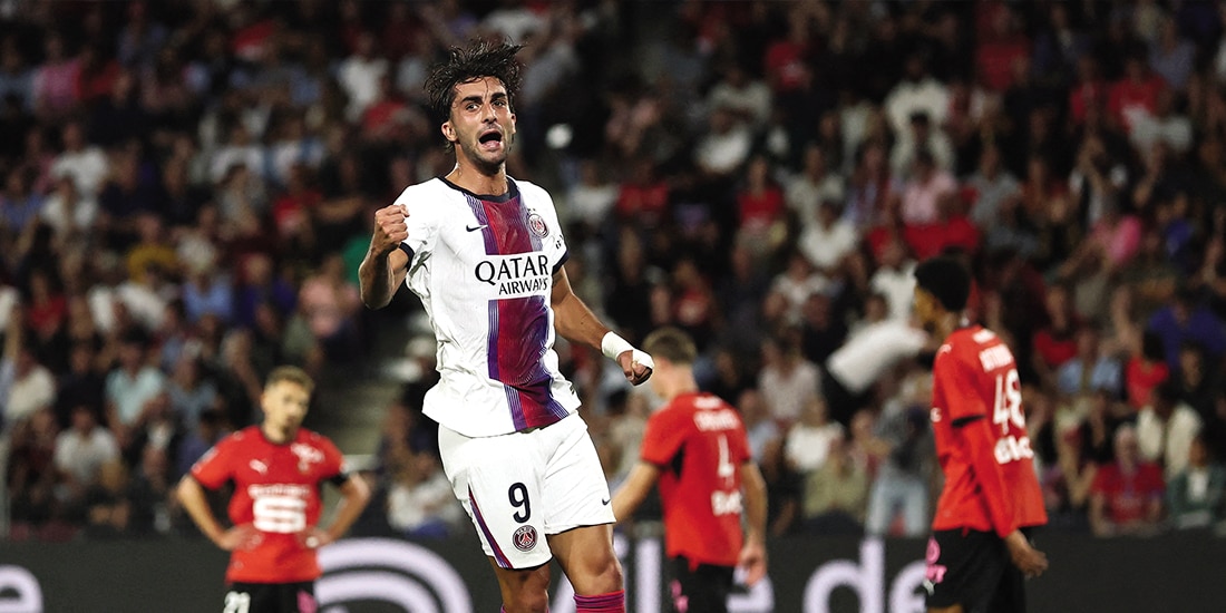 EL DELANTERO celebra una de sus
anotaciones, ayer, en Francia