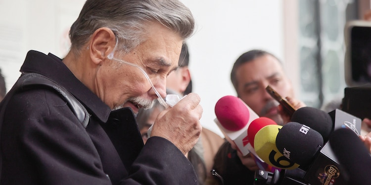 Jorge Ortiz de Pinedo afuera de la funeraria J. García López, ayer.