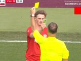 El youtuber Max Fosh le mostró una tarjeta del juego de mesa UNO al arbitró tras ser amonestado en un partido de futbol a beneficio.