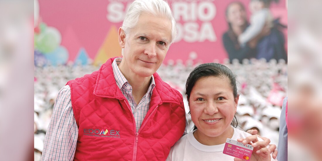 El gobernador Alfredo Del Mazo, durante la entrega del Salario Rosa en Toluca, ayer.