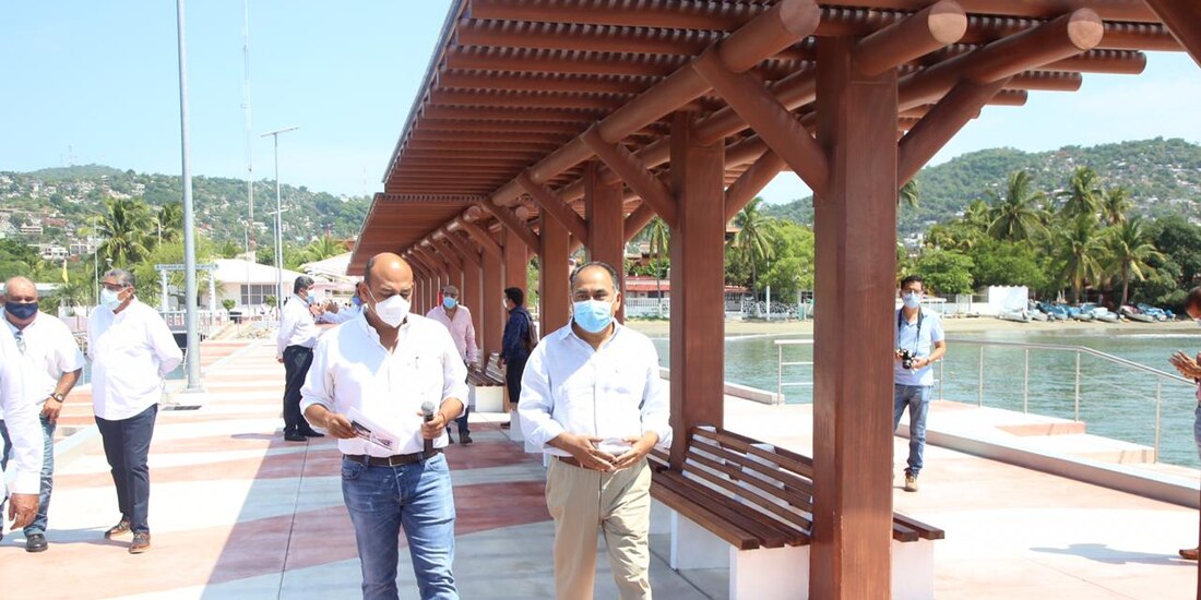 El secretario de Obras Públicas, Rafael Navarrete, y el gobernador de Guerrero, Héctor Astudillo, recorren el muelle de Zihuatanejo.