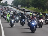 CIUDAD DE MÉXICO, 22AGOSTO2021.- Se llevo acabo una rodada en honor a los motociclistas que perdieron la vida el pasado domingo en la carretera México-Cuernavaca, miembros de diversos clubes de motocicletas parieron de la caseta Tlalpan, rumbo a Tres Marías para recordar a las víctimas del fatal accidente.
FOTO: ROGELIO MORALES /CUARTOSCURO.COM