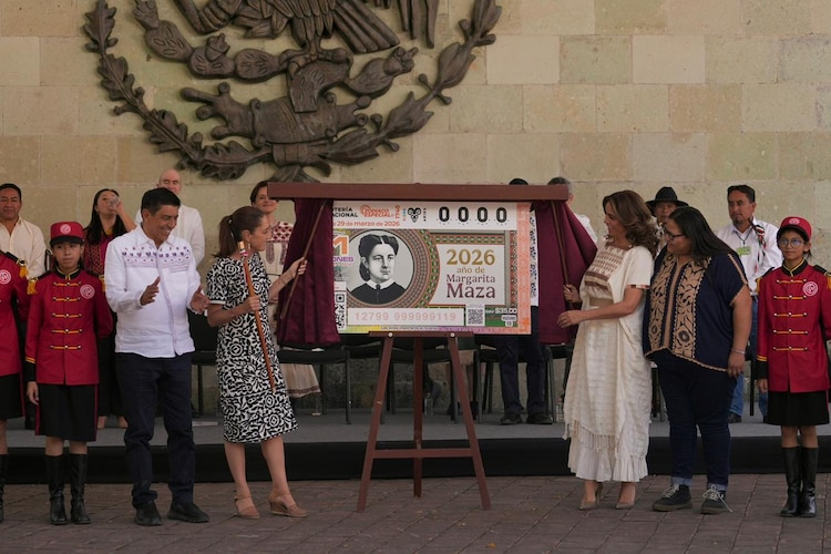 Sheinbaum devela billete conmemorativo de Margarita Maza.