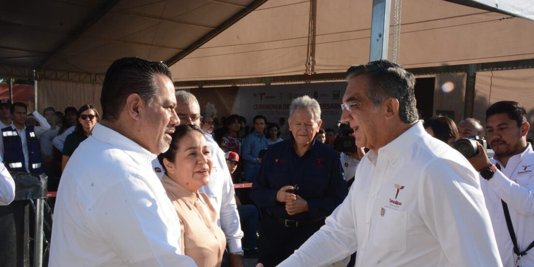 Américo Villarreal, gobernador de Tamaulipas (derecha).