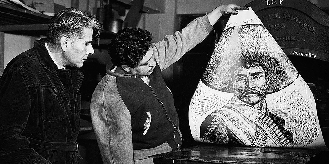 Leopoldo Méndez (izq.), viendo su grabado Zapata.