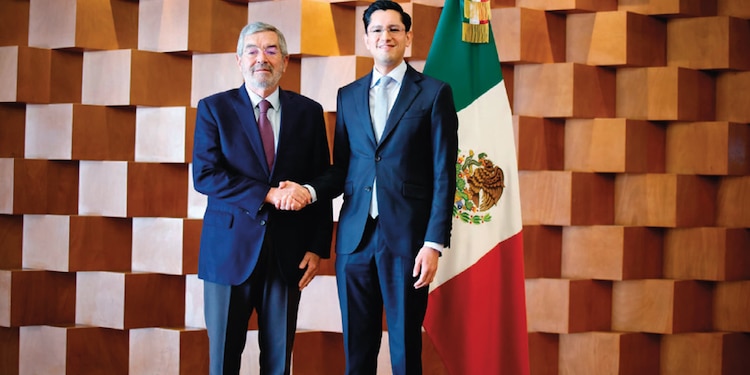 JUAN RAMÓN de la Fuente, ayer, al felicitar a Velasco, quien podría sustituirlo en la SRE.