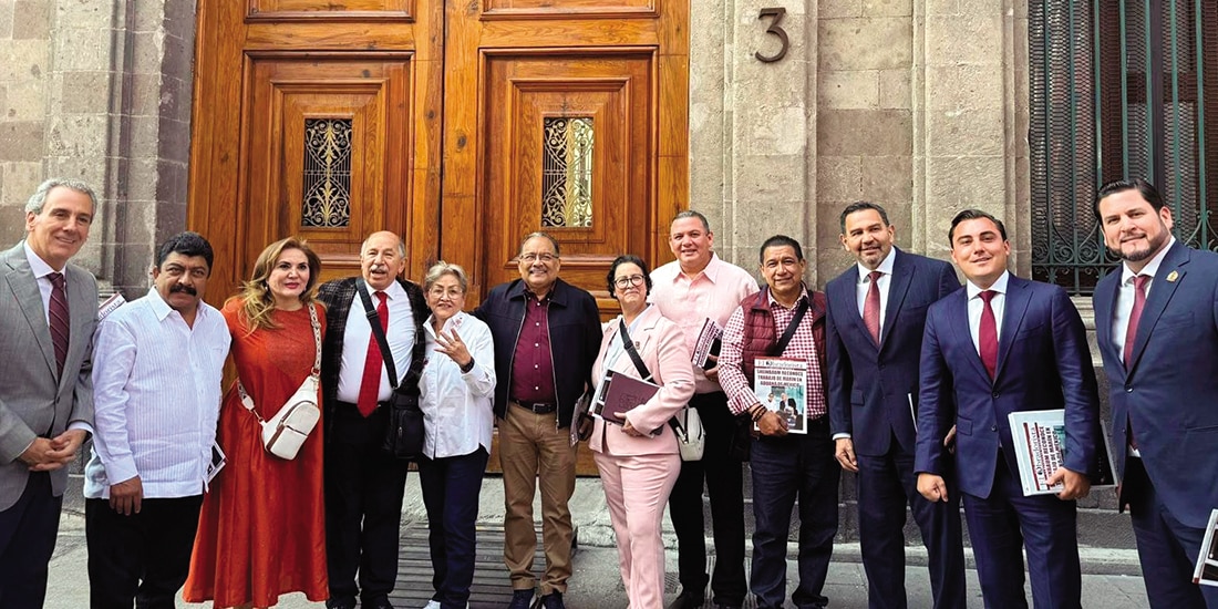 El alcalde de Tijuana, Ismael Burgueño (der.), en Palacio Nacional.