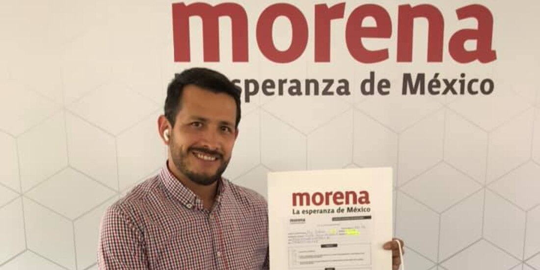 Óscar David Padilla, colaborador en San Lázaro, muestra su registro, el pasado 8 de enero.