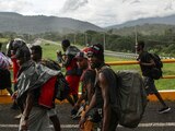 Paso de la caravana de migrantes sobre la carretera Arriaga- Tapachula.