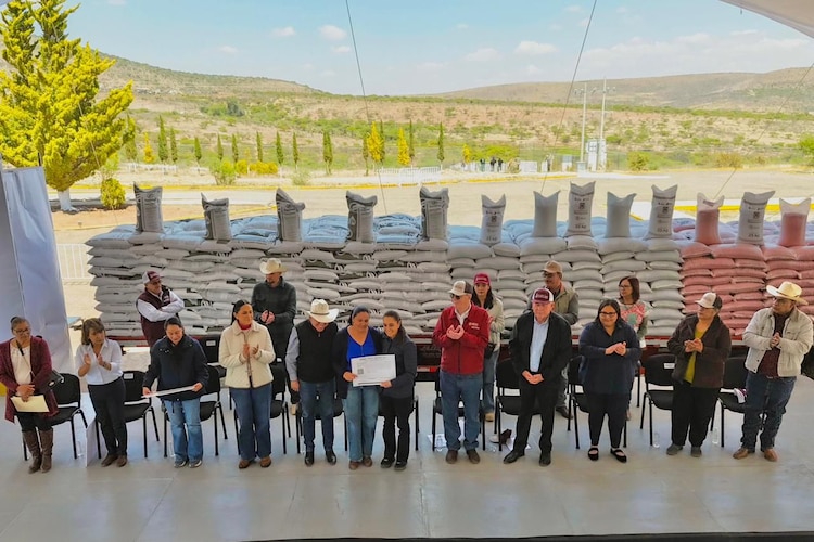 Al centro, la Presidenta Claudia Sheinbaum junto a una beneficiaria del programa de Acopio de Frijol