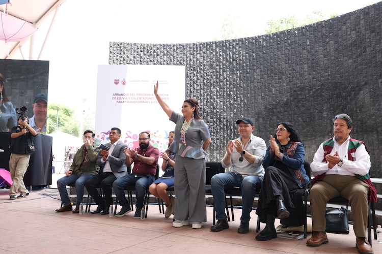 Clara Brugada en la presentación del programa de cosecha de lluvia, calentadores solares y huertos urbanos.
