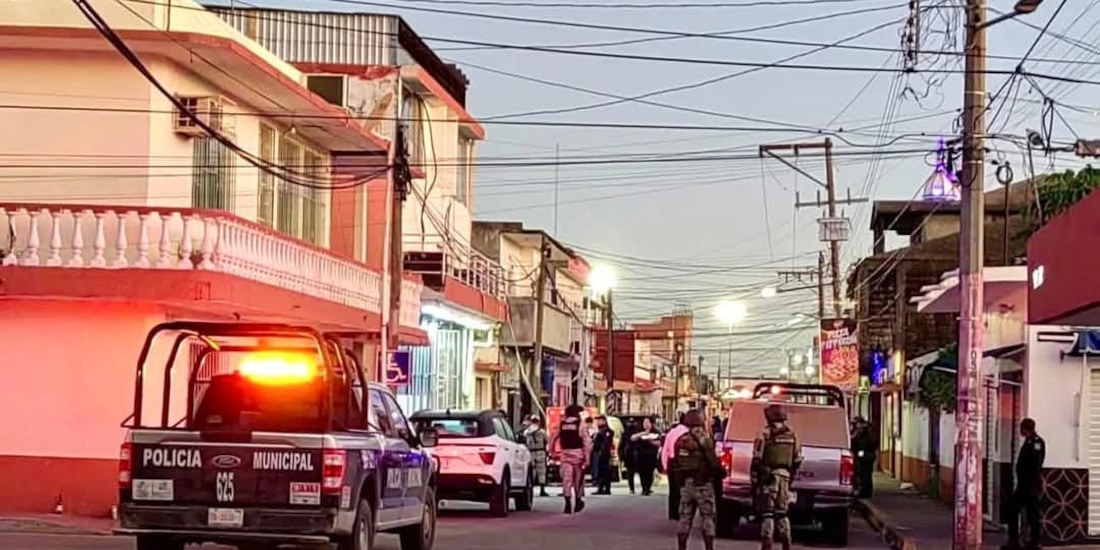 Elementos de los tres niveles de Gobierno impusieron un cerco en torno al establecimiento en donde ocurrió la agresión, ayer.