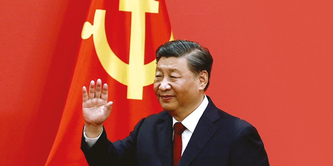 El mandatario chino, Xi Jinping, saluda a integrantes del Partido Comunista en el cierre del XX Congreso de esa fuerza política.