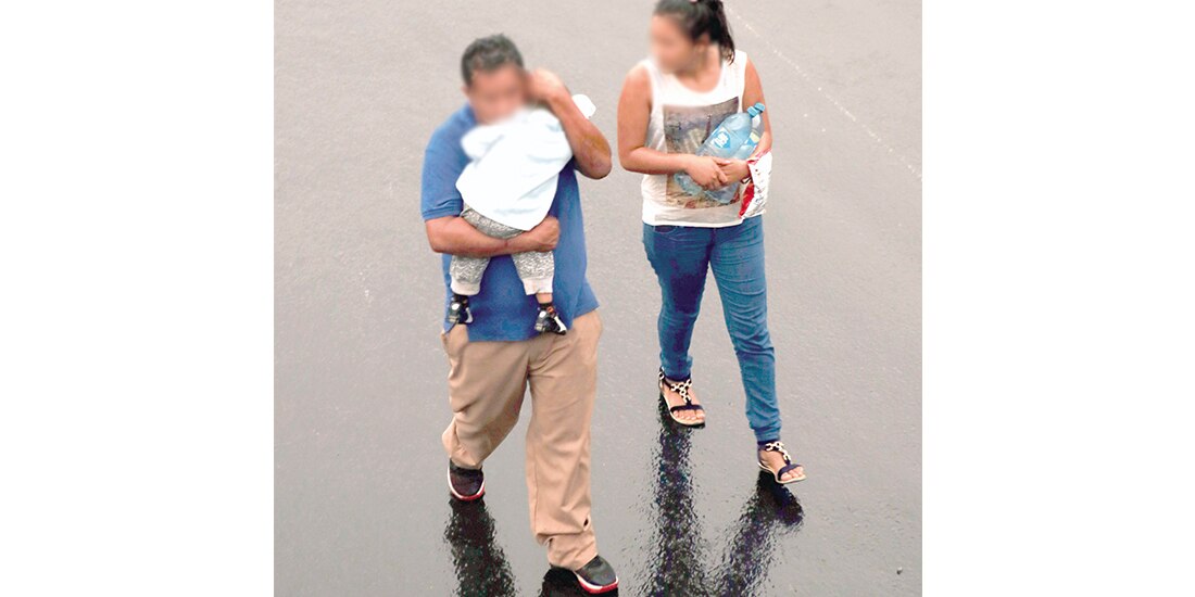 Una pareja carga a su hijo, en Morelos, en 2018.